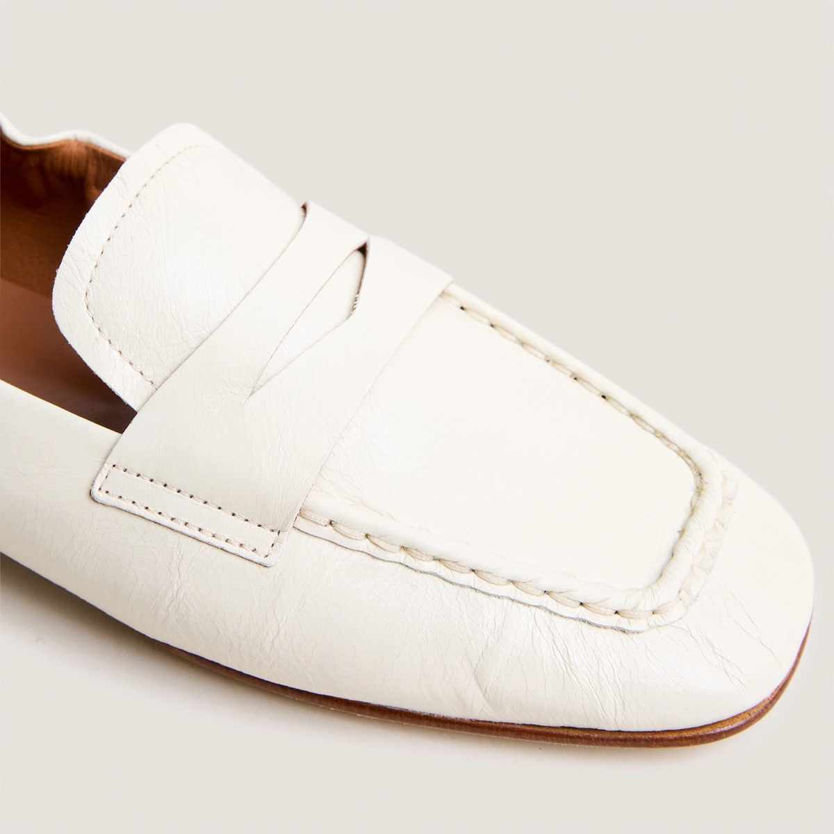 Square-toe loafers in ecru glossy leather | DINEO
