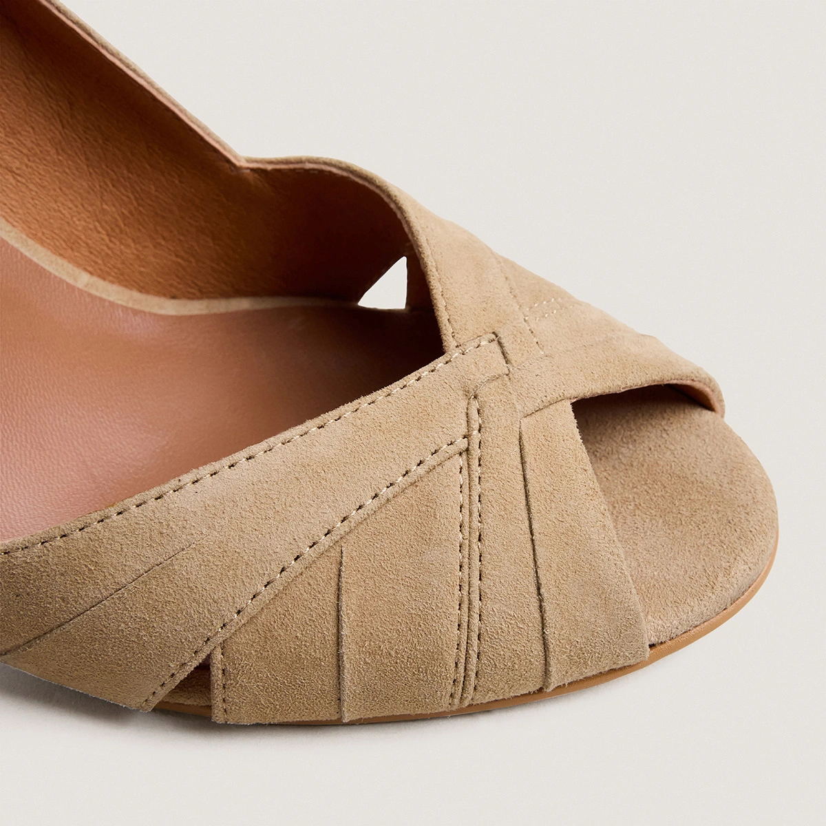 Peep-toe pumps in camel suede | DALBA