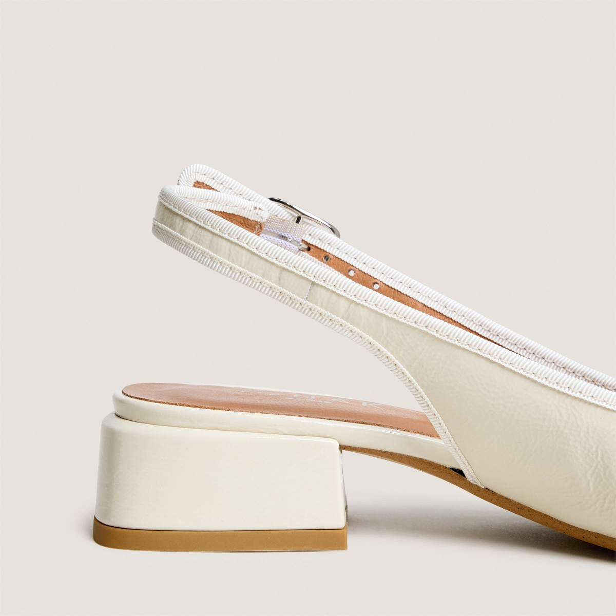Slingbacks ballet flats in ecru pleated patent leather | DYBILO