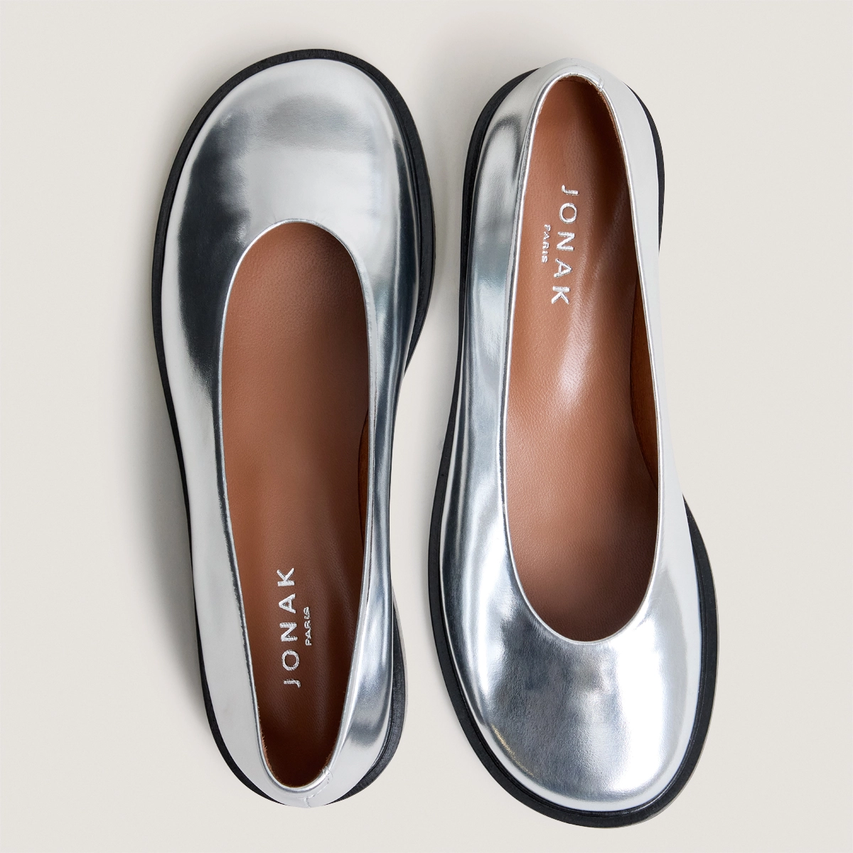 Round-toe low-heel ballet flats in silver mirror leather | DAURELIA