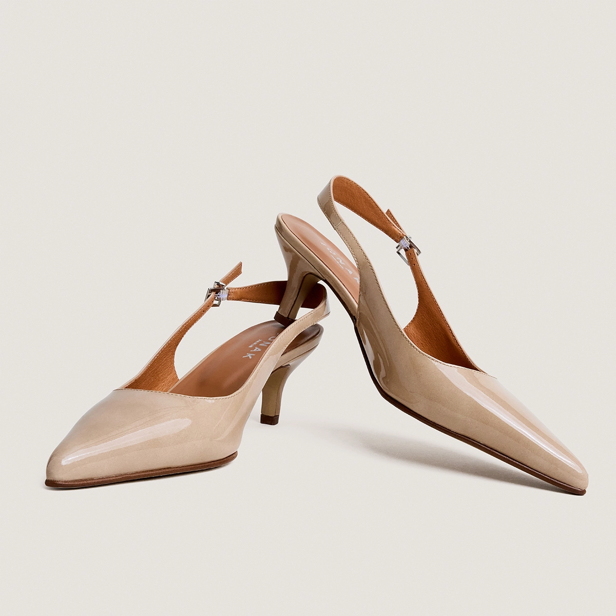 Low-heel slingback pumps in beige patent leather | DOUALA