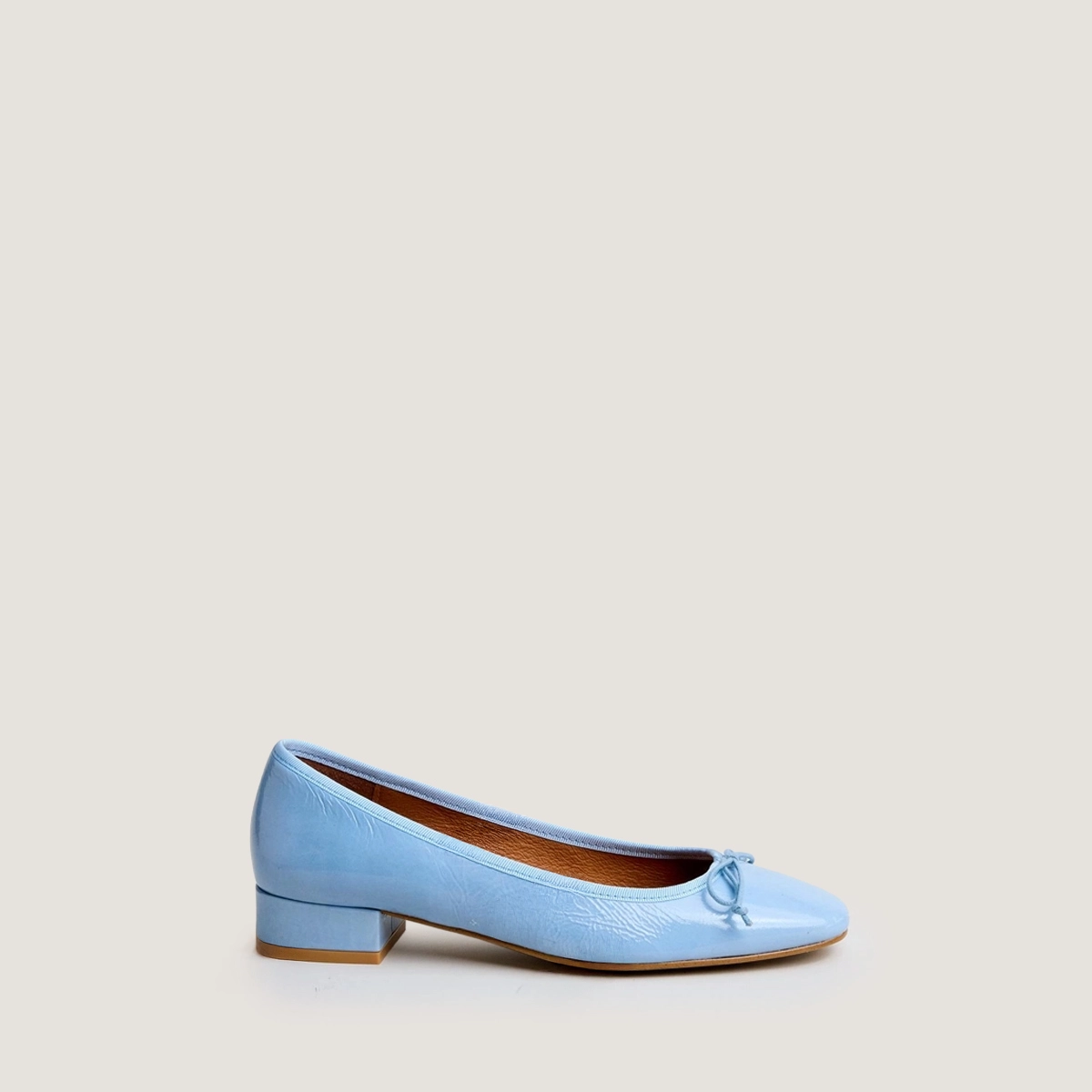 Heeled ballet flats in sky blue pleated patent leather | DADOU