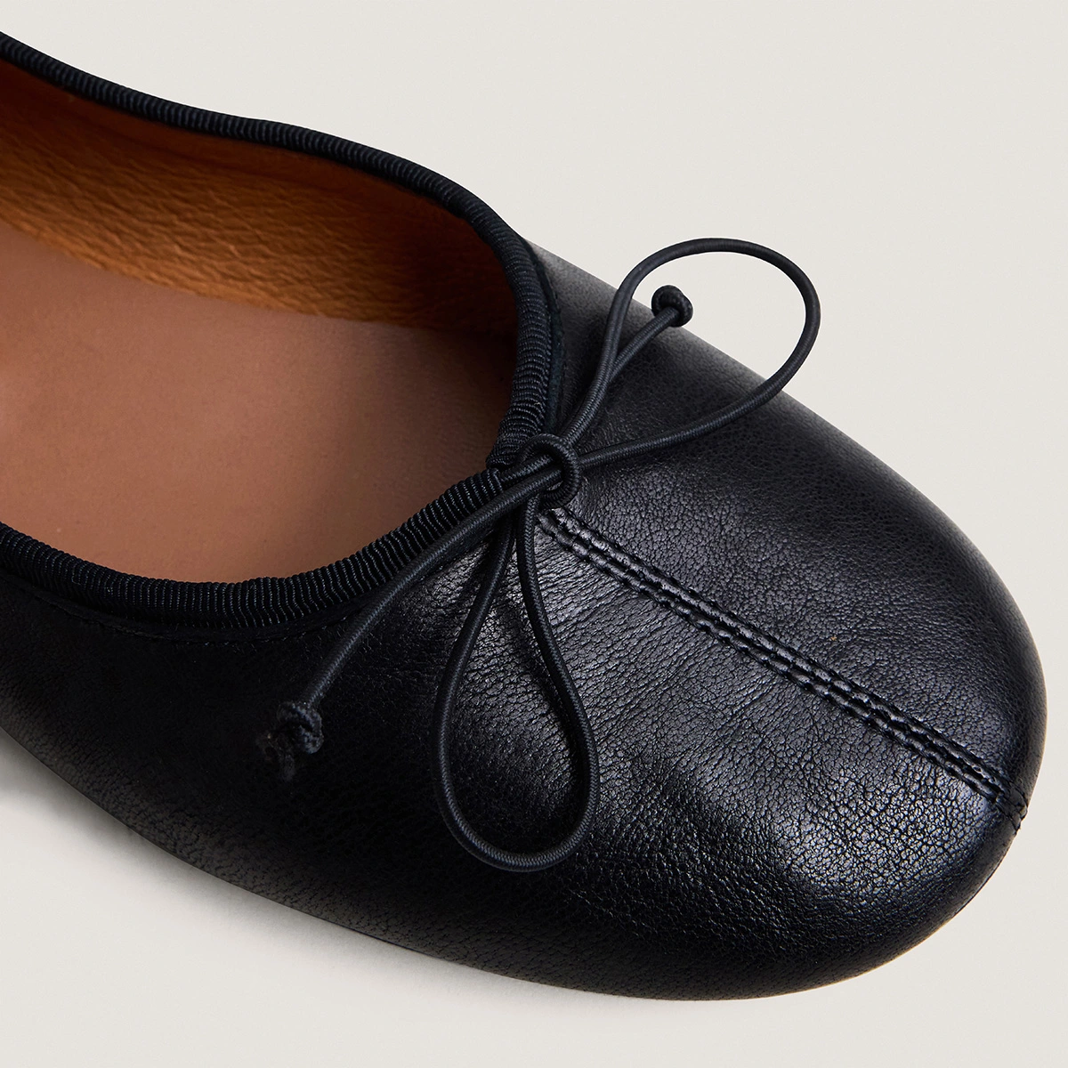 Lace-up ballet flats in black leather | DALLETTE
