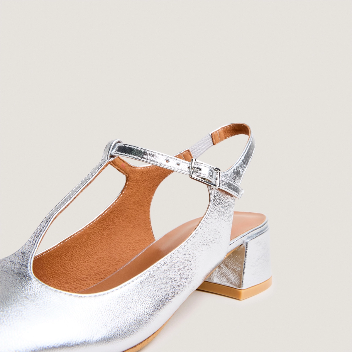 Open back t-bar in silver metallic leather | DORIEL