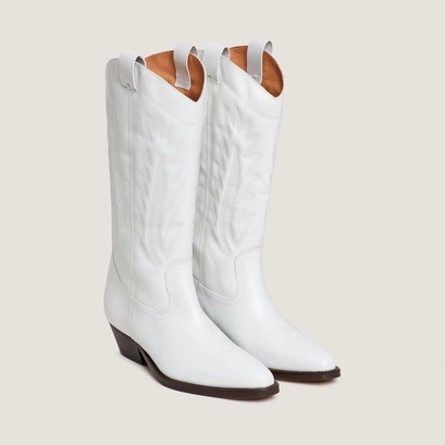 Pointed-toe boots with visible stitching in white aged leather | delea