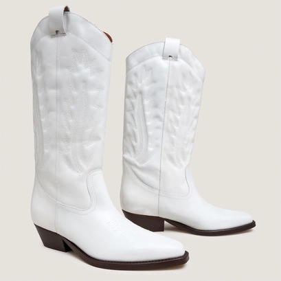 Pointed-toe boots with visible stitching in white aged leather | delea