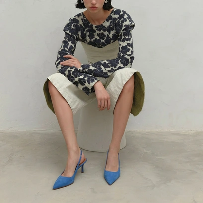 Pointed-toe pumps in steel blue suede | diamantine