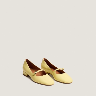 Square-toed ballet flats in pale yellow pleated patent leather | div