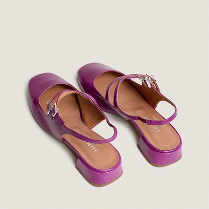 Round-toe mary janes in purple pleated patent leather | doble