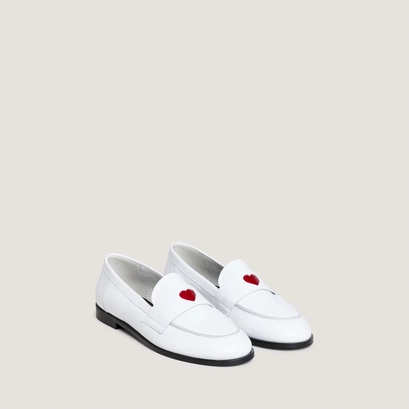 Round-toed loafers with heart details in dusty white pleated patent leather | donjuan