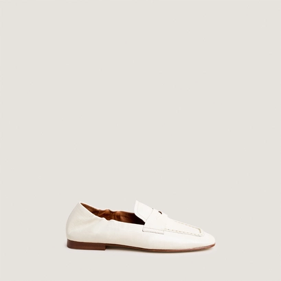 Square-toe loafers in ecru glossy leather | dineo