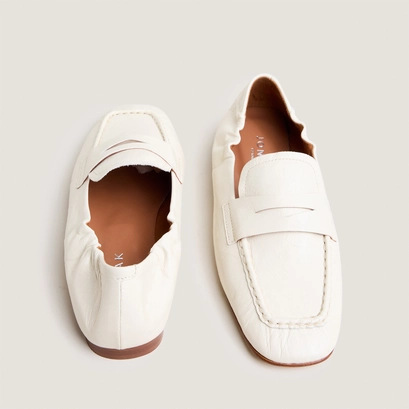Square-toe loafers in ecru glossy leather | dineo
