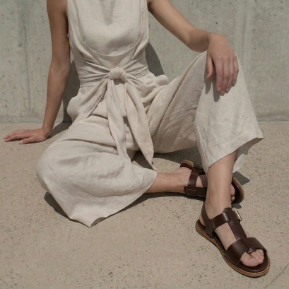 Adjustable sandals with large buckles in reddish-brown leather | accoca