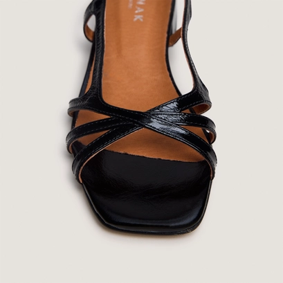 Low-heel sandals black