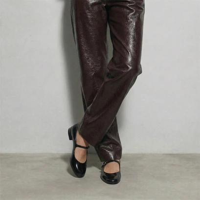 Low-heel mary janes in black patent leather | desance