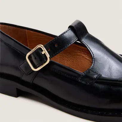 Strap loafers in black leather | desert