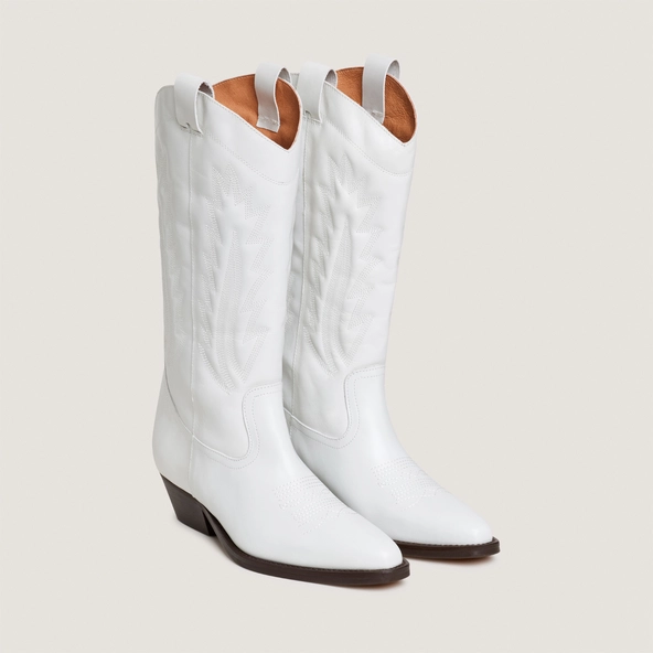 Pointed-toe boots with visible stitching in white aged leather | DELEA