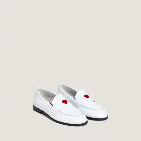 Round-toed loafers with heart details in dusty white pleated patent leather | DONJUAN