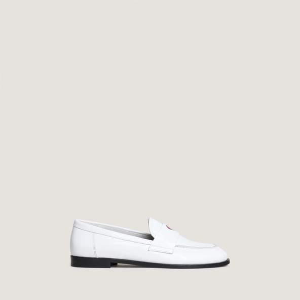 Round-toed loafers with heart details in dusty white pleated patent leather | DONJUAN