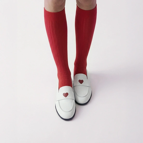 Round-toed loafers with heart details in dusty white pleated patent leather | DONJUAN