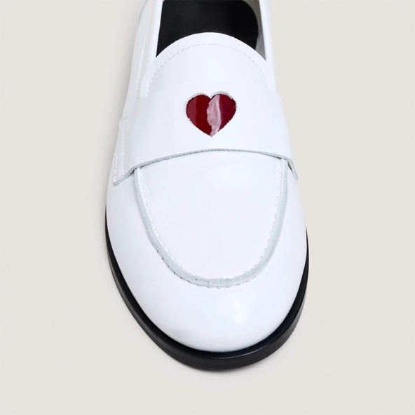 Round-toed loafers with heart details in dusty white pleated patent leather | DONJUAN