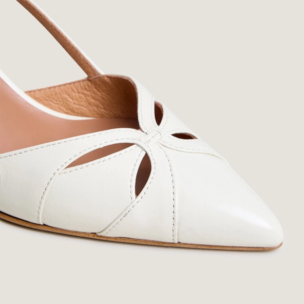 Pointed-toe slingback pumps in ecru glossy leather | DAMOUR