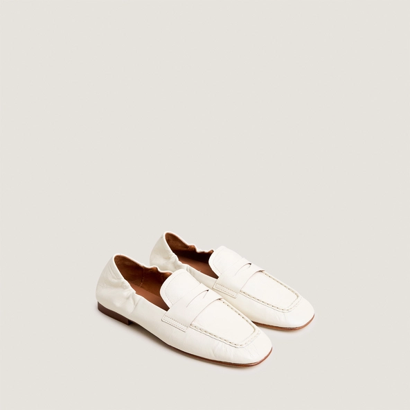 Square-toe loafers in ecru glossy leather | DINEO