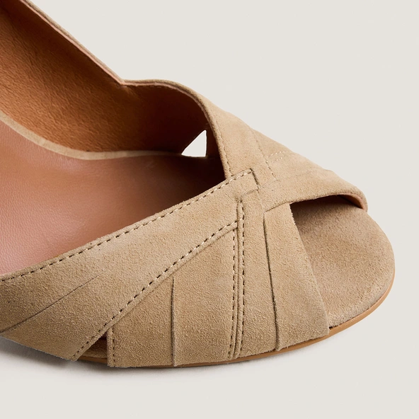 Peep-toe pumps in camel suede | DALBA