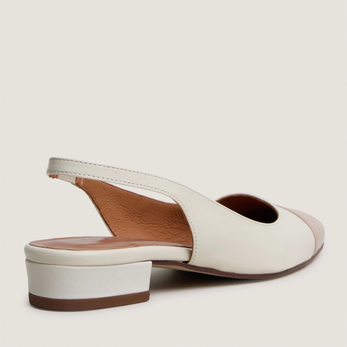 Low-heeled slingback ballet flats in beige patent leather and ecru aged leather | DECISION