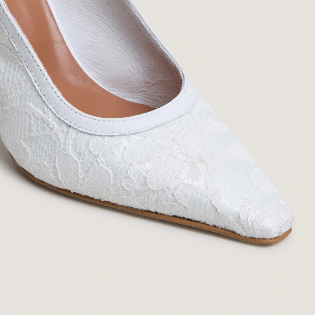 Pointed-toe slingback pumps in whithe lace and white leather | DAXA