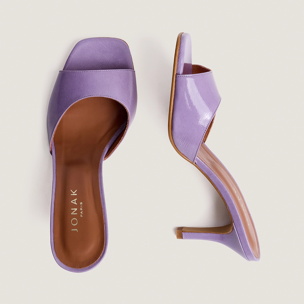 Heeled mules in lilac pleated patent leather | VERTIGO