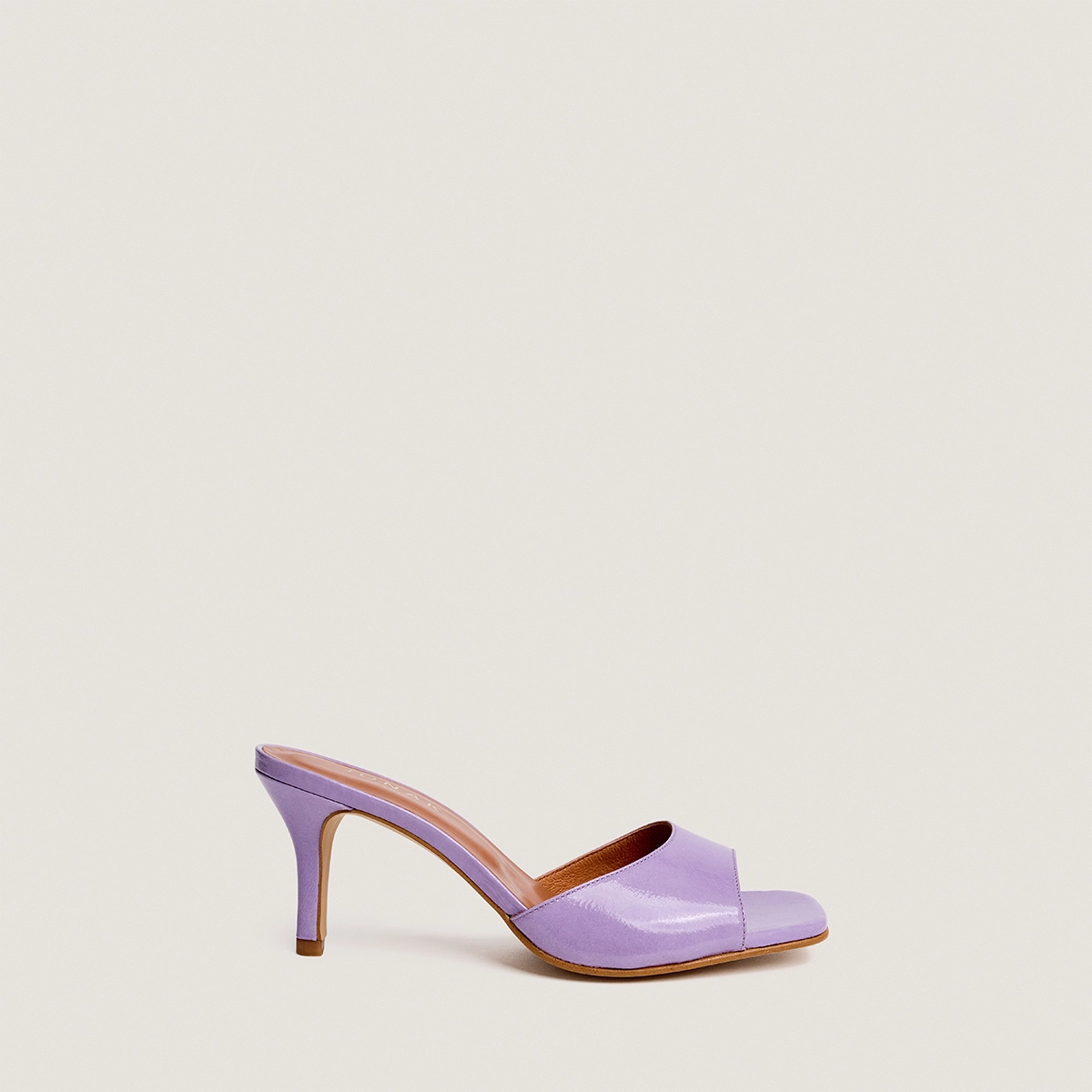 Heeled mules in lilac pleated patent leather | VERTIGO
