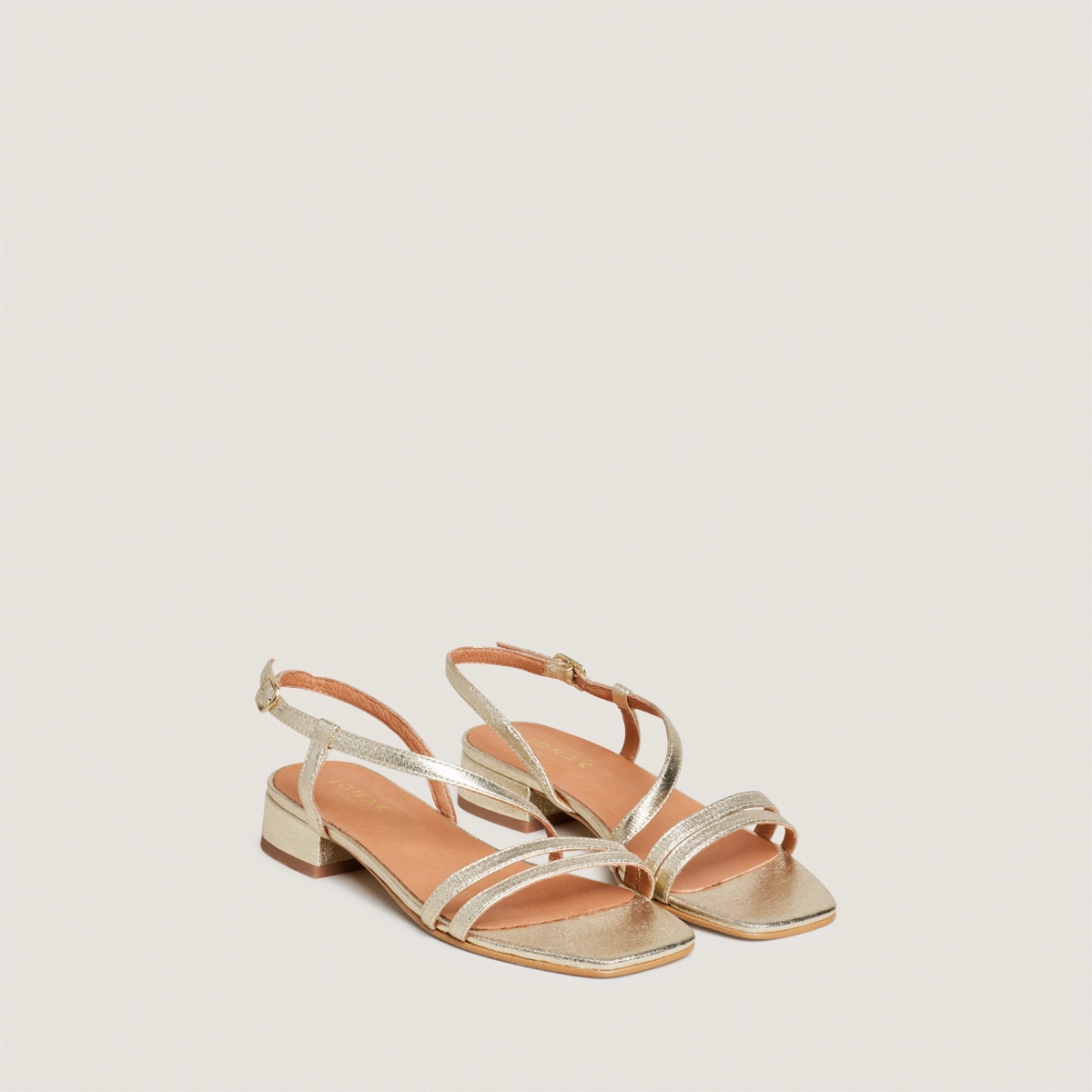 Low-heel sandals in platinum metallic textile | ANAYA