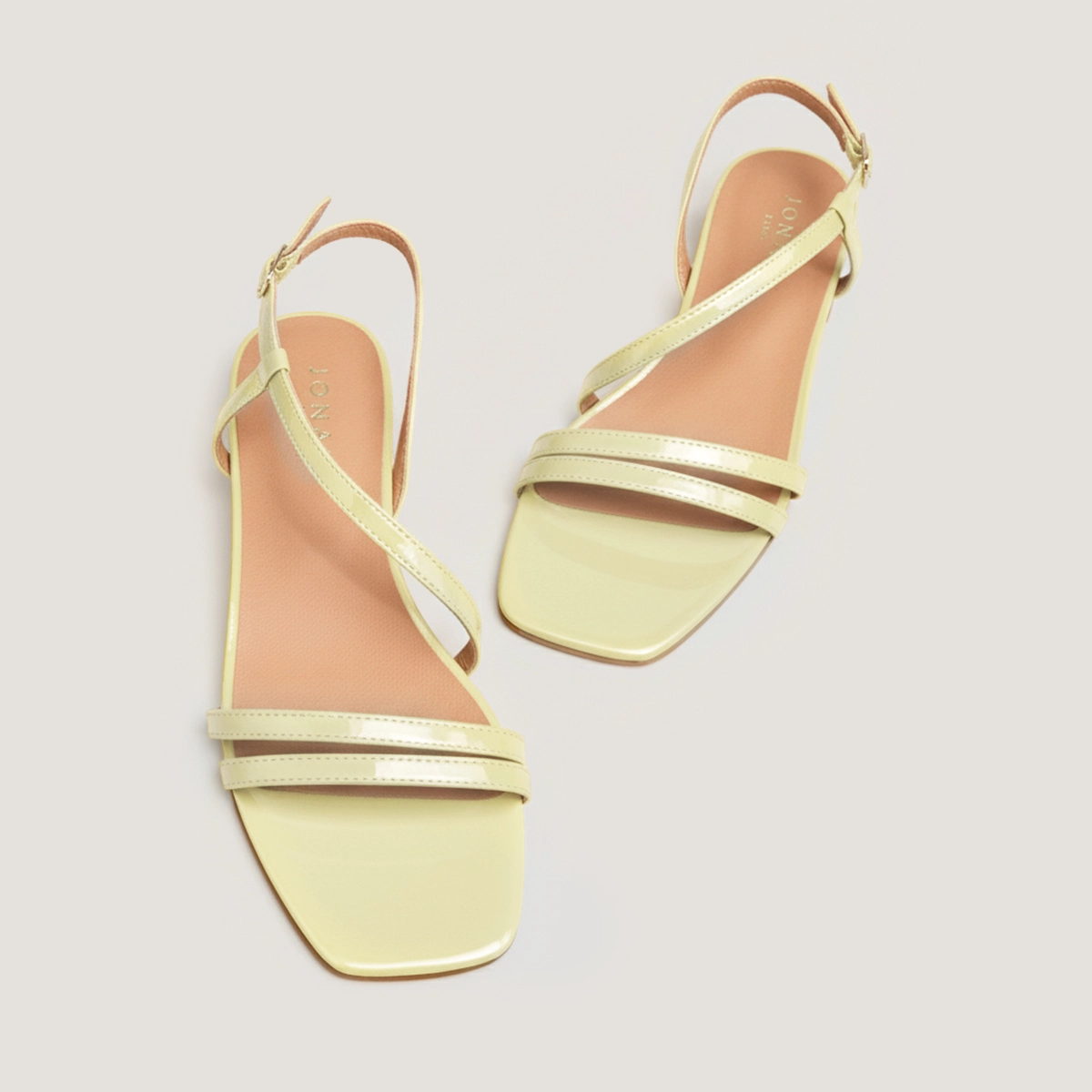 Low-heel sandals in pale yellow pleated patent leather | ANAYA