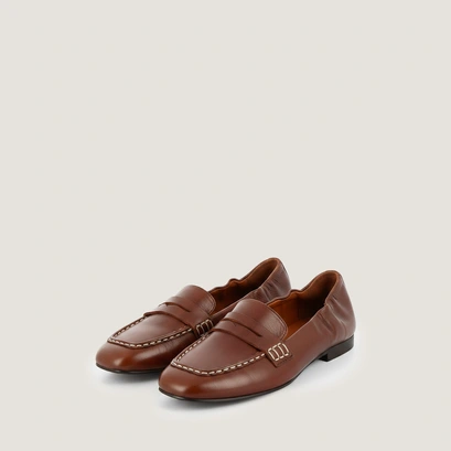 Square-toe loafers in chestnut aged leather | digital
