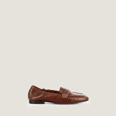 Square-toe loafers in chestnut aged leather | digital