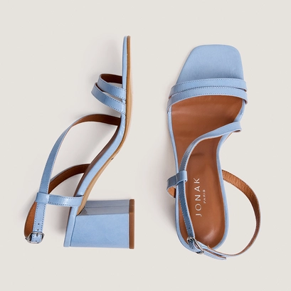 Heeled sandals with straps in sky blue pleated patent leather | vimy