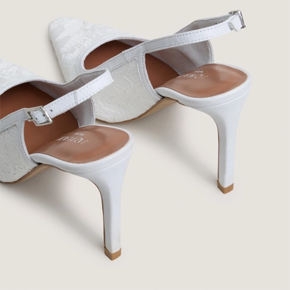 Pointed-toe slingback pumps in whithe lace and white leather | daxa
