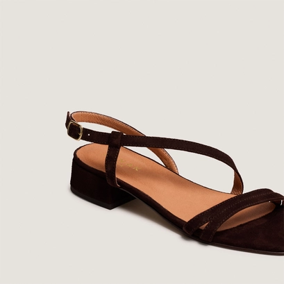 Low-heel sandals in brown suede | anaya