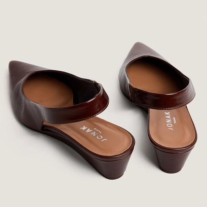 Low-wedge slingback pumps in brown shiny leather | doleance