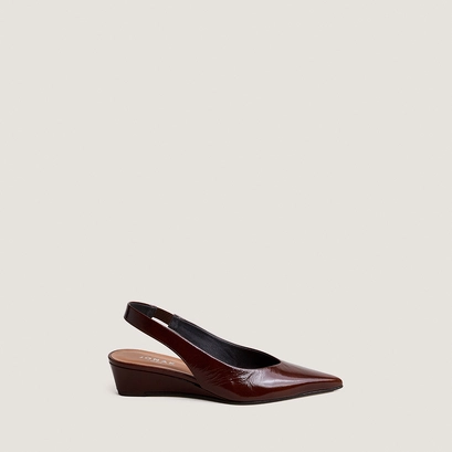 Low-wedge slingback pumps in brown shiny leather | doleance