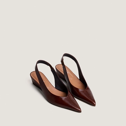 Low-wedge slingback pumps in brown shiny leather | doleance