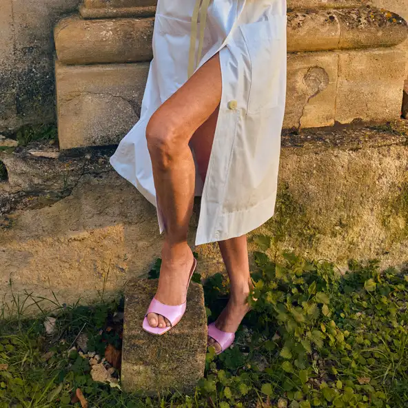 Heeled mules in lilac pleated patent leather | VERTIGO