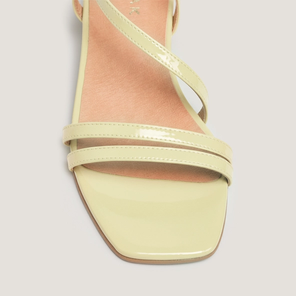 Low-heel sandals in pale yellow pleated patent leather | ANAYA