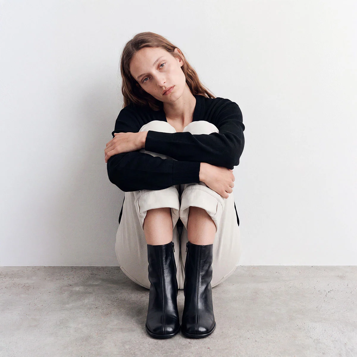 Round toe ankle boots in black grained leather | BLOUMY