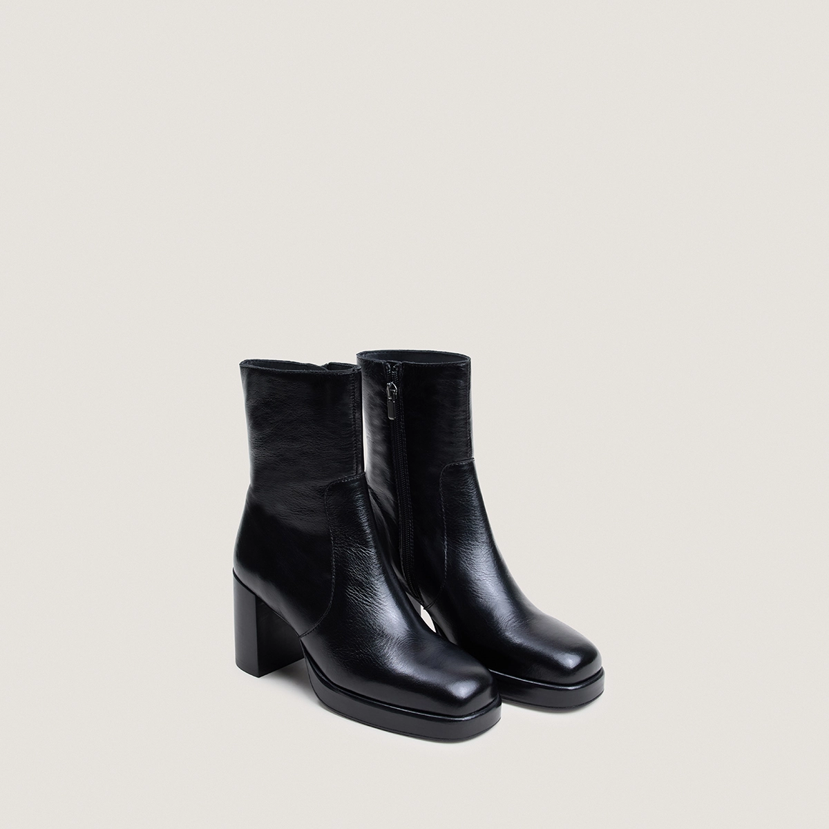 Platform ankle boots with square toes in black aged leather | BOOM