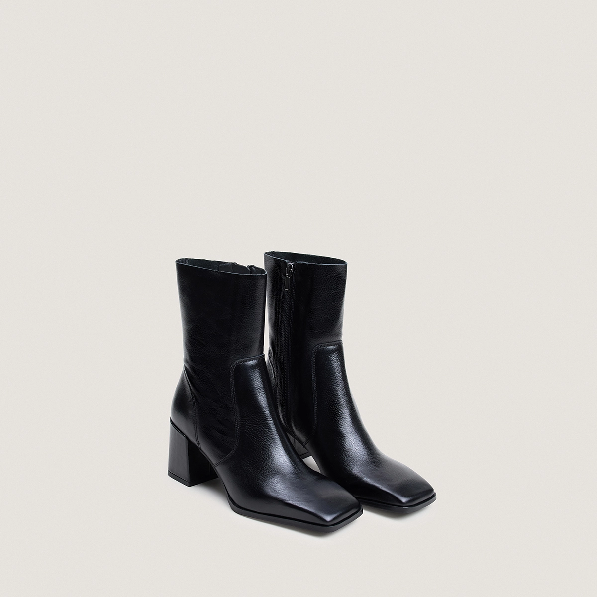 Heeled square toe ankle boots in black grained leather | BRIGHTON