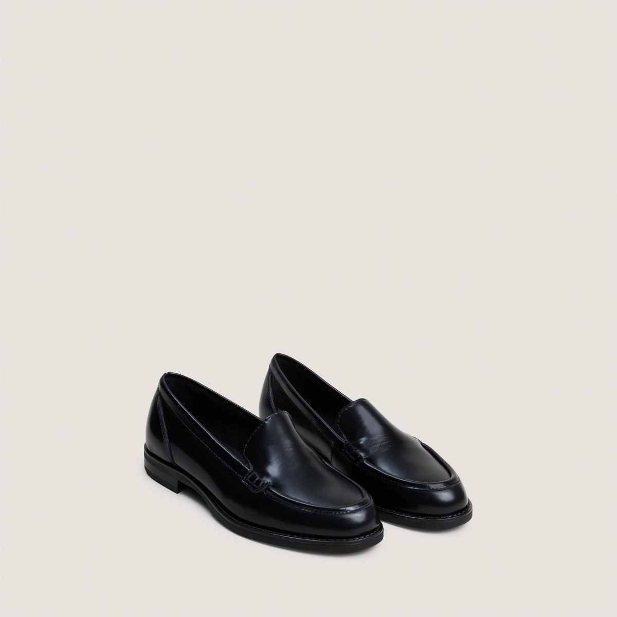 Plain vamp loafers with topstitching in black glazed leather | NEO
