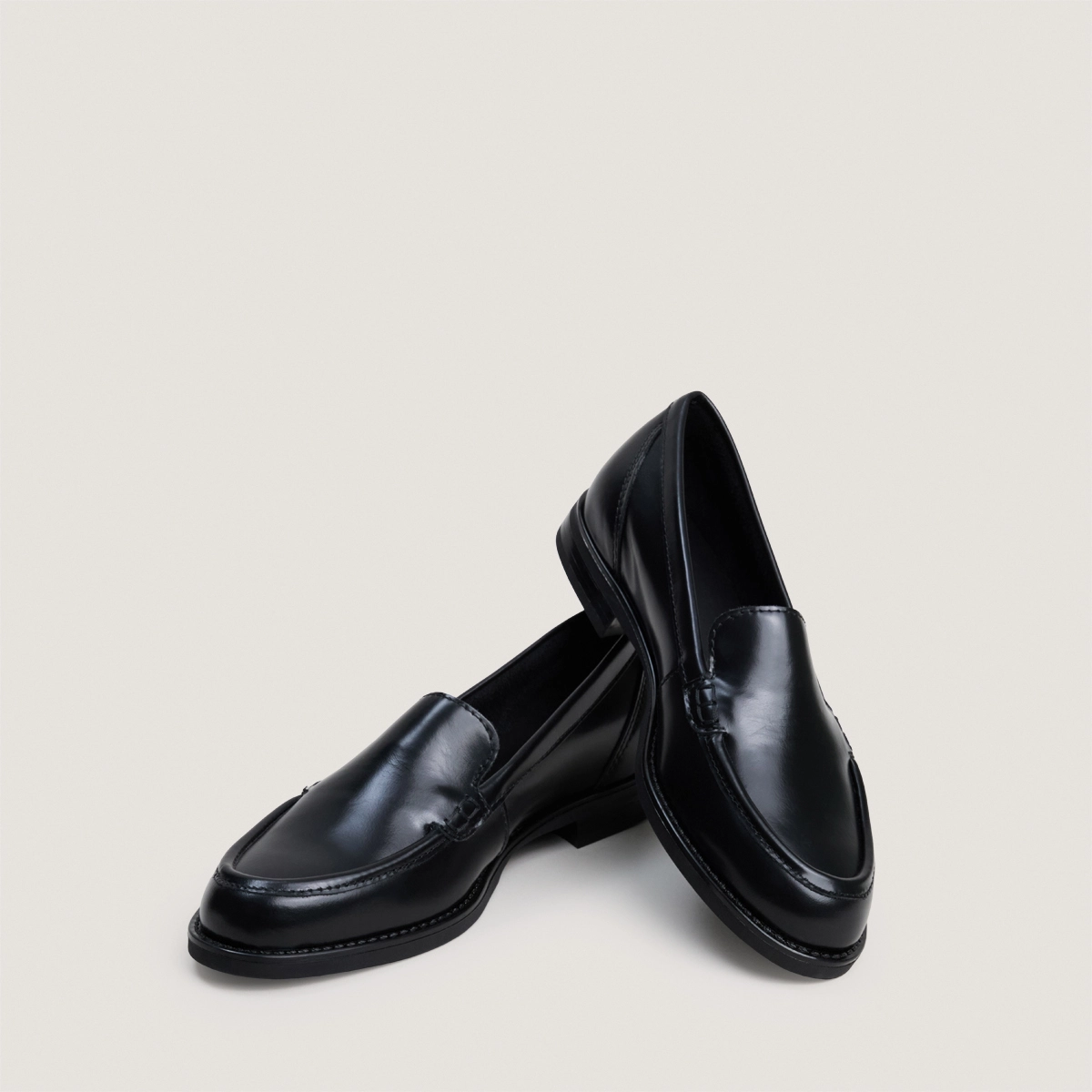 Plain vamp loafers with topstitching in black glazed leather | NEO