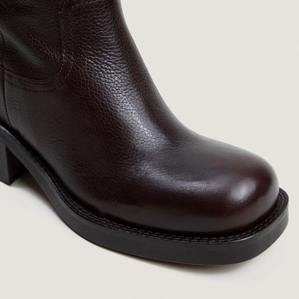 Riding boots in dark brown grained leather|BICHETTE